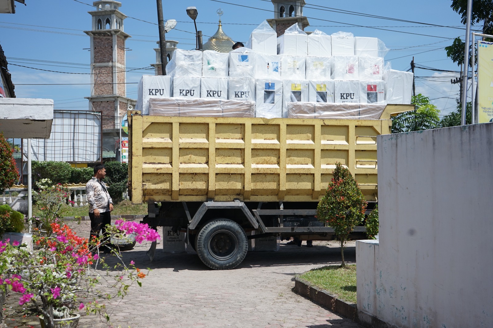 Bupati dan Forkopimda Tinjau Pendistribusian Logistik Pemilu 2024 di Kecamatan Simpang Empat