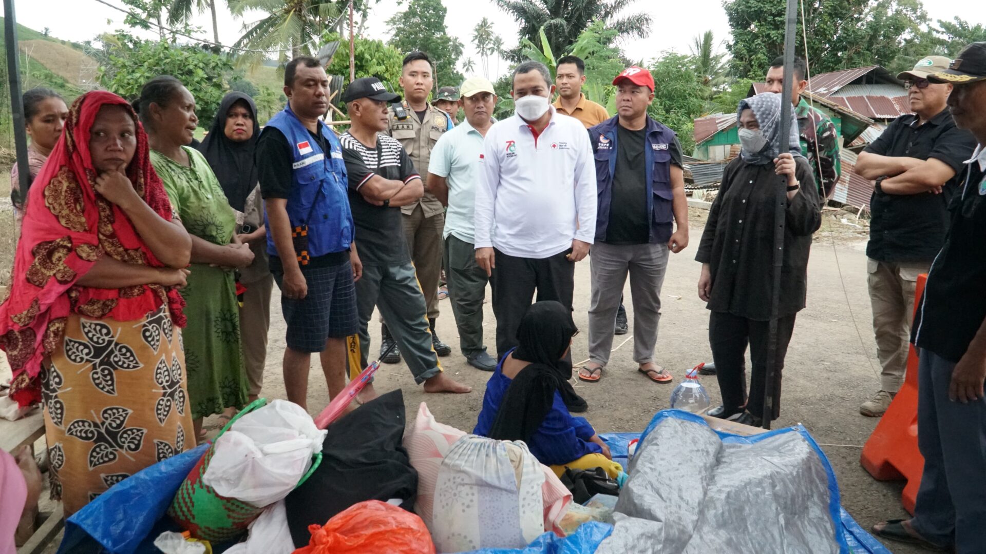 Penjagub Gorontalo Tinjau Korban Banjir di Tolinggula