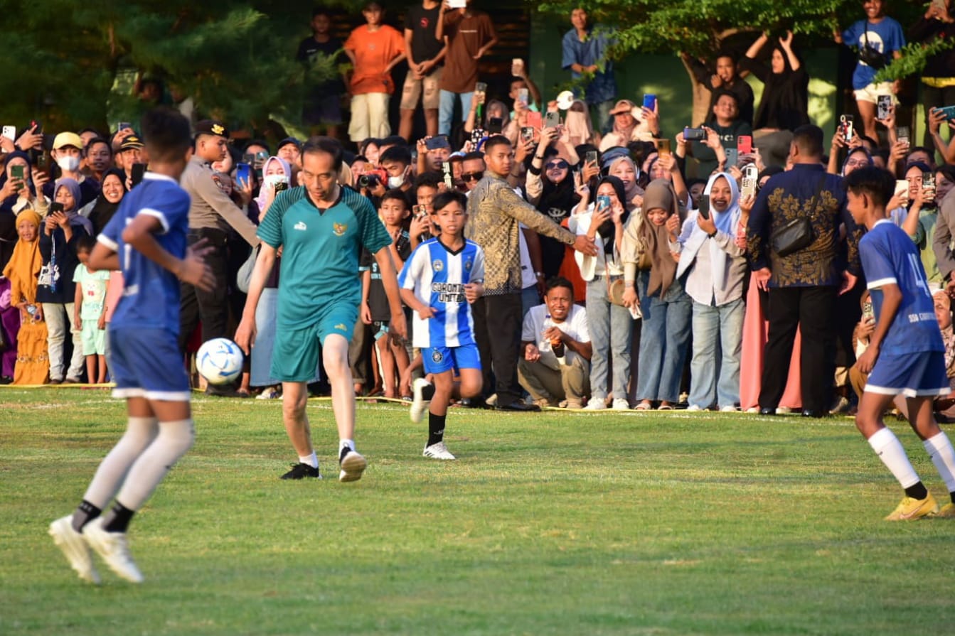 Presiden Jokowi Bermain Sepak Bola Bersama U12 Gorontalo