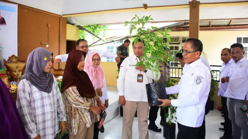 Kendalikan Inflasi, Pemkot Terus Salurkan Bantuan Bibit Cabe