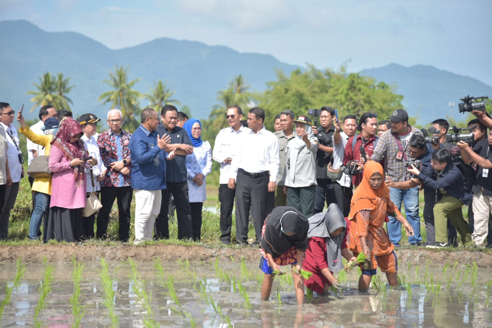 Petani di Bonebol Dikunjungi Mentan, Serahkan Ragam Bantuan