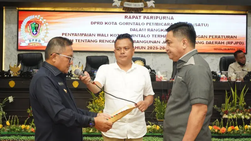 Wali Kota Serahkan Ranperda RPJPD ke DPRD