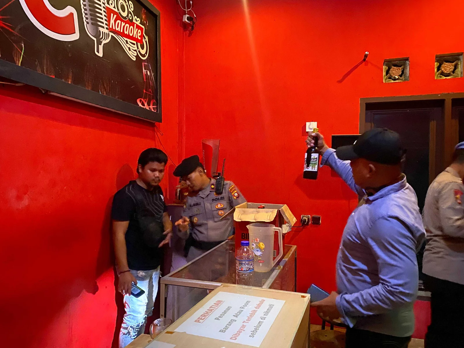 Polisi Sita Miras saat Patroli Malam Digelar