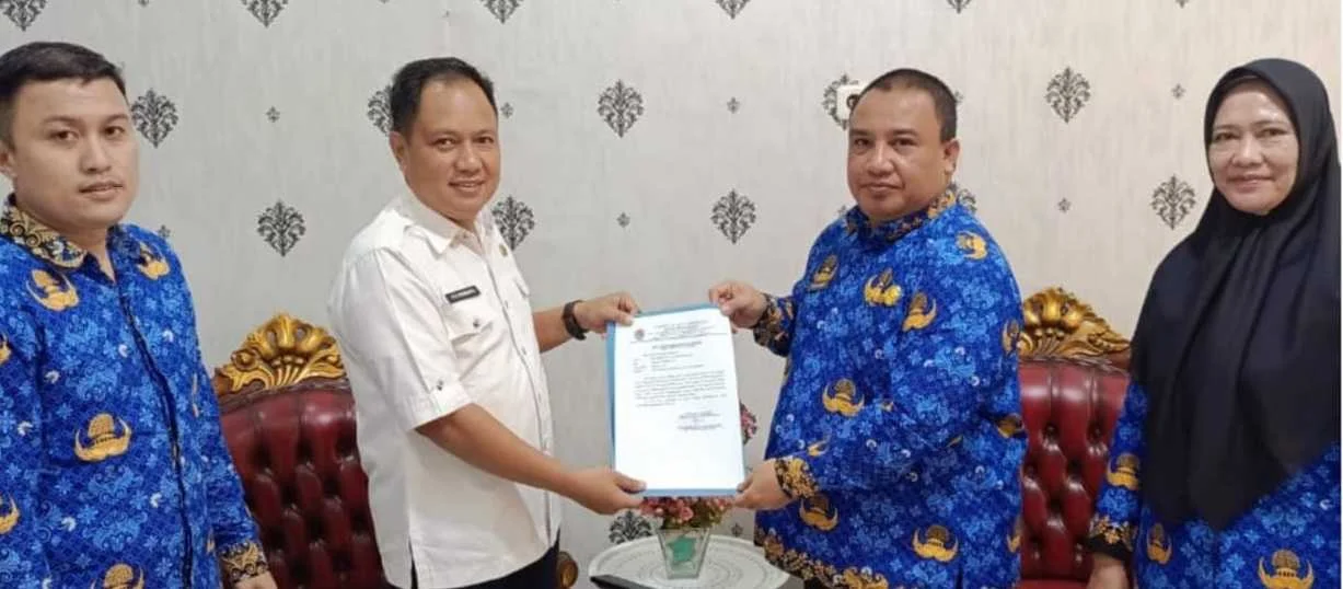 Sekwan Serahkan Usulan Pemberhentian dan Pengangkatan Anggota DPRD Kota Gorontalo Sekwan Serahkan Usulan Pemberhentian dan Pengangkatan Anggota DPRD Kota Gorontalo