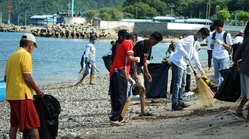 Bareng PLN Nusantara Power dan DLH Provinsi, Pemkot Gorontalo Lakukan Aksi Bersih-bersih Pantai