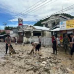 Polresta Gorontalo Kota Bantu Warga Bersihkan Lumpur Akibat Banjir