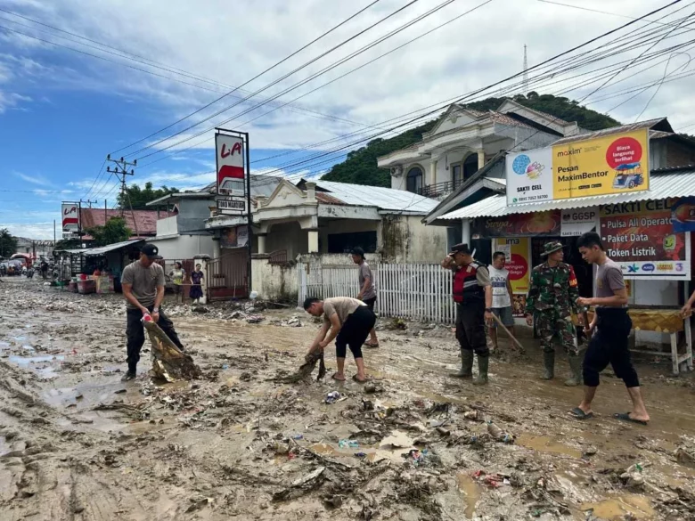 Polresta Gorontalo Kota Bantu Warga Bersihkan Lumpur Akibat Banjir Polresta Gorontalo Kota Bantu Warga Bersihkan Lumpur Akibat Banjir