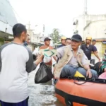 Kunjungi Sejumlah Wilayah Terpapar Banjir, Pj Wali Kota Distribusi Makanan Siap Saji