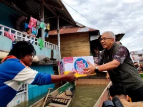 Naik Perahu, Pj Gubernur Gorontalo Berikan Bantuan Bagi Warga Terdampak Banjir di Desa Tabumela