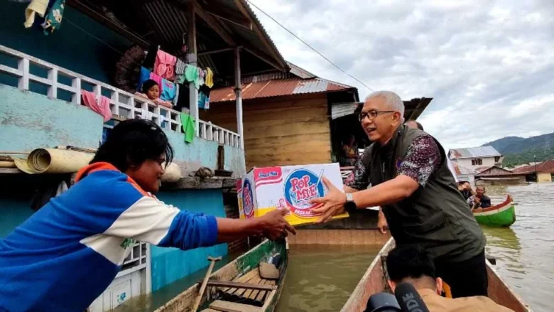 Naik Perahu, Pj Gubernur Gorontalo Berikan Bantuan Bagi Warga Terdampak Banjir di Desa Tabumela