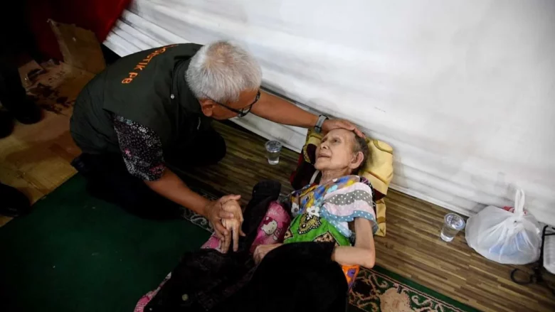 Pj Gubernur Gorontalo Pantau Kesehatan Pengungsi di Aula Rumah Dinas Walikota Gorontalo