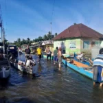Aktivitas Warga Tilote Pasca Banjir Gunakan Perahu
