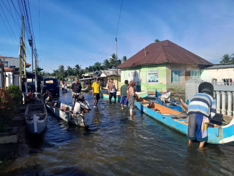 Aktivitas Warga Tilote Pasca Banjir Gunakan Perahu Aktivitas Warga Tilote Pasca Banjir Gunakan Perahu