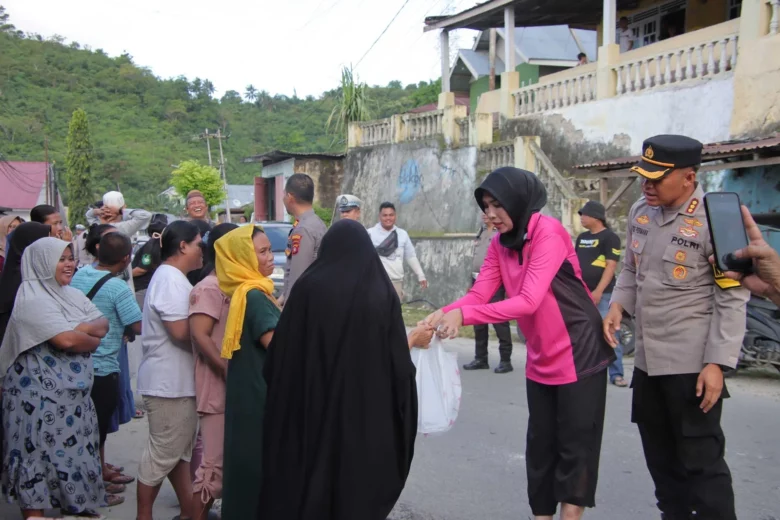 Hadir di Tengah Masyarakat, Kapolresta Gorontalo Pastikan Masyarakat Terdampak Banjir Tidak Kelaparan