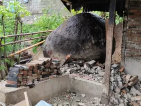 Rumah Warga Tertimpa Batu Berukuran Besar Akibat Longsor di Tenda Segera Ditangani