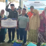 Idah Syahidah Serahkan Bantuan Bencana Banjir dan Tanah Longsor di Botupingge