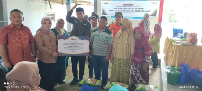 Idah Syahidah Serahkan Bantuan Bencana Banjir dan Tanah Longsor di Botupingge