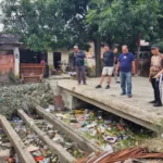 Banyak Saluran Tersumbat Pasca Banjir, Pj Wali Kota dan Sekda Turun Membersihkan