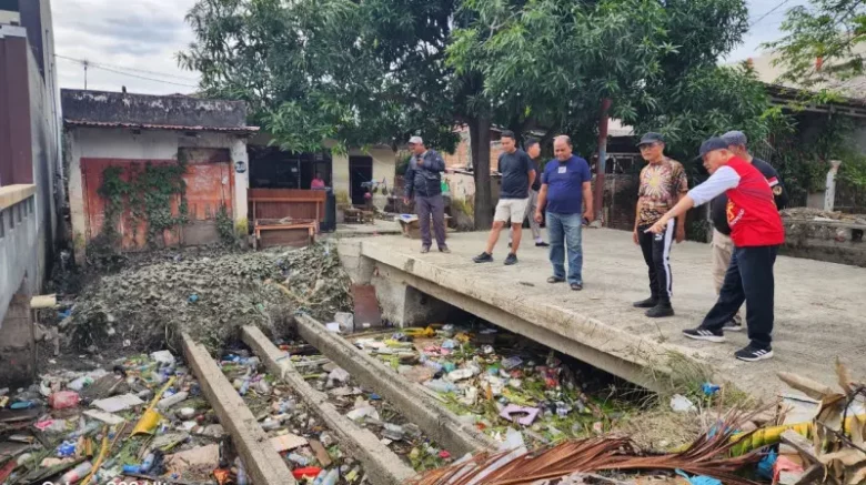 Banyak Saluran Tersumbat Pasca Banjir, Pj Wali Kota dan Sekda Turun Membersihkan