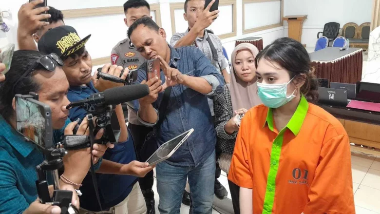 Gegara Biayai Pacar, Perempuan Asal Padebuolo Gunakan Baju Tahanan