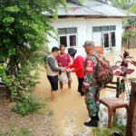 Babinsa dan Aparat Desa Salurkan Bantuan Makanan Siap Saji ke Warga Terdampak Banjir