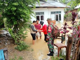 Babinsa dan Aparat Desa Salurkan Bantuan Makanan Siap Saji ke Warga Terdampak Banjir