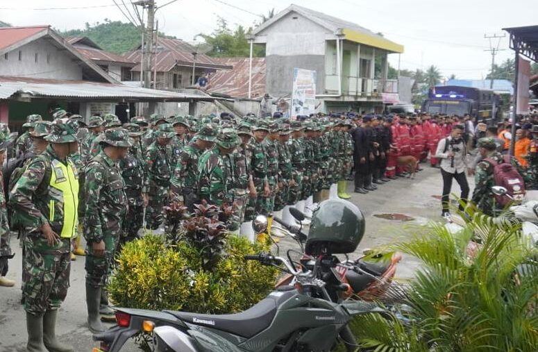 Kodim 1304/Gorontalo Bantu Pencarian Korban Longsor di Desa Tulabolo