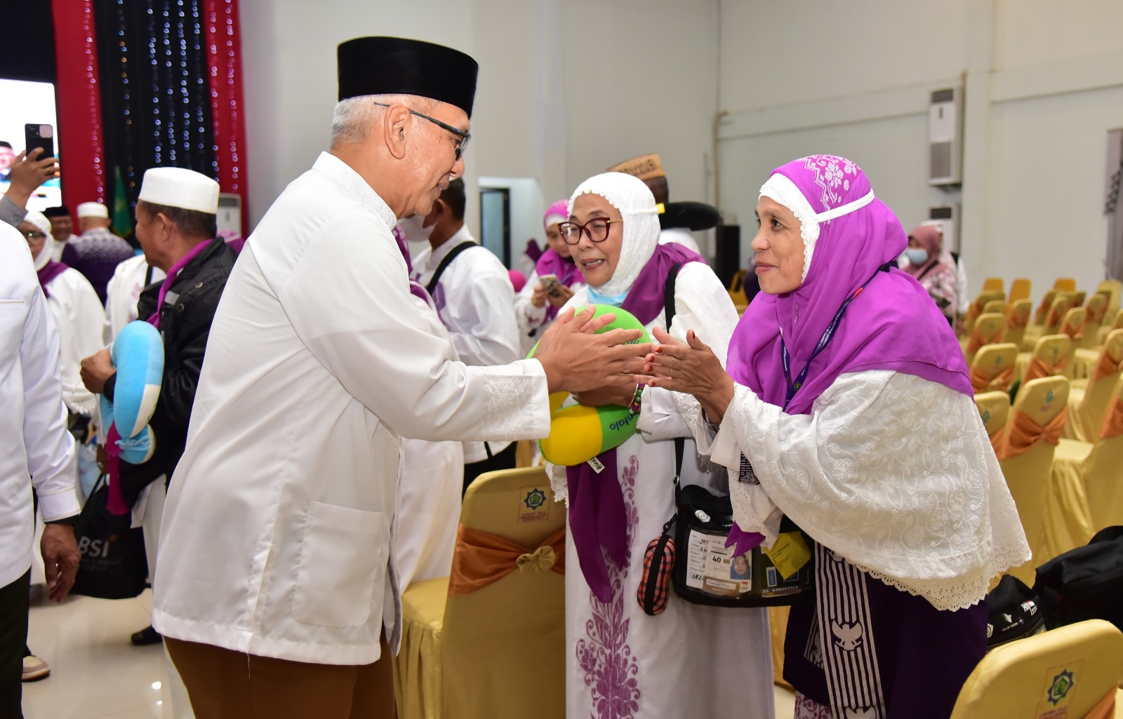 450 Hajj Pilgrims Arrive Home from Mecca