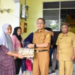 Pemkot Gorontalo Bagikan Bantuan Bahan Pokok ke 100 Warga Dumbo Raya