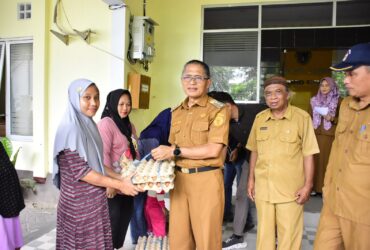 Pemkot Gorontalo Bagikan Bantuan Bahan Pokok ke 100 Warga Dumbo Raya