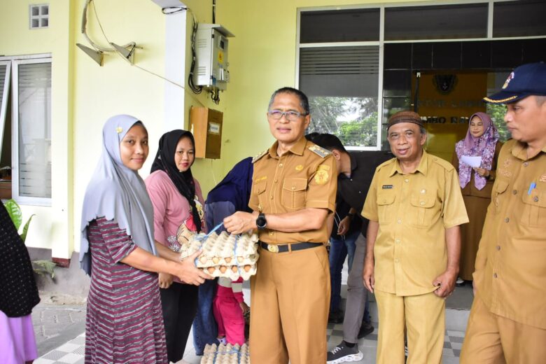 Pemkot Gorontalo Bagikan Bantuan Bahan Pokok ke 100 Warga Dumbo Raya